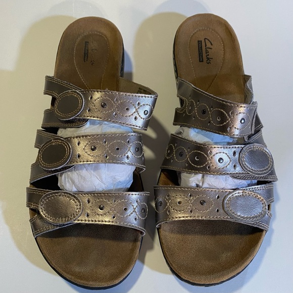 Clarks golden adjustable hook/loop sandals, GUC, may be leather size 10W see pic - Picture 2 of 11